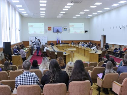 Юность плюс опыт: в администрации поздравили молодых педагогов и лучших учителей 2022 года с Днем учителя