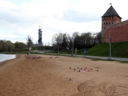 На Кремлевском пляже установили фундаменты под тененевые навесы и раздевалки