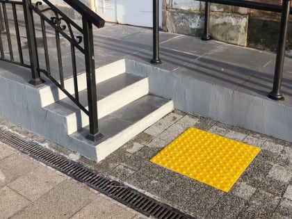 Жёлтую тактильную плитку из ПВХ на Ильиной улице попросили заменить на чёрную бетонную
