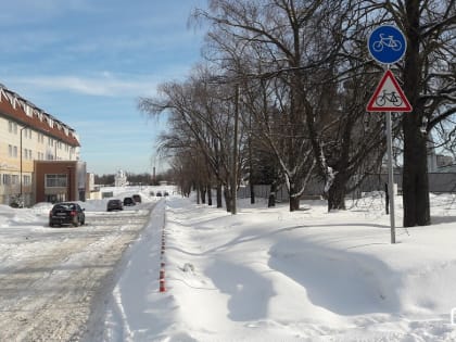 На велодорожке на улице Даньславля стали регулярно оставлять автомобили