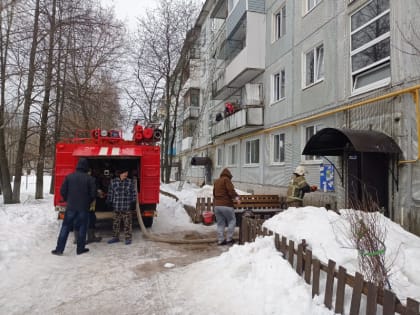 Из-за пожара в многоквартирном доме в Новгородской области эвакуировали 80 человек