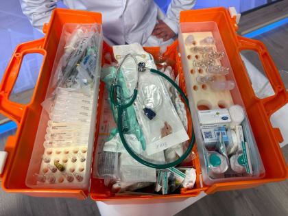 Обаятельный доктор раскрыл секрет оранжевого чемоданчика из детского реанимобиля