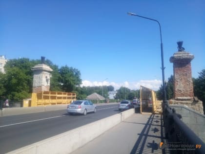 Ремонту не подлежат: стелы у моста Александра Невского разберут и построят заново