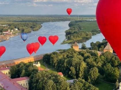 Воздушные сердца всё-таки взлетели с главной площади Великого Новгорода