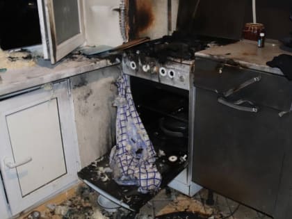 В Новгородском районе мужчина выпал из окна, выбрасывая горящие вещи