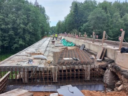 В Боровичском районе ремонтируют мост через реку Ситница