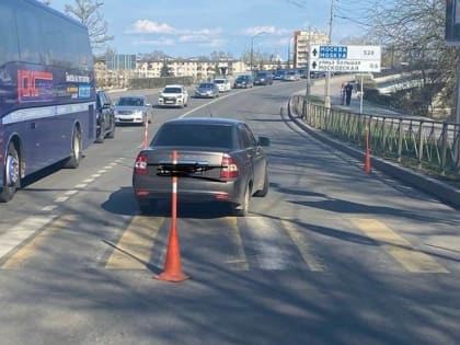 В центре Великого Новгорода водитель электросамоката выехал на «красный» и подставил под удар ребёнка