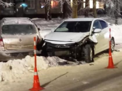 В Великом Новгороде на улице Попова а/м  «Хендай Солярис» врезался в припаркованный а/м «Рено Меган».