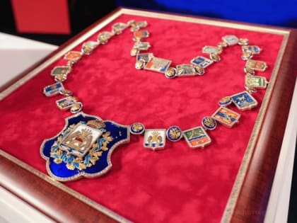 Кому - карандаш,  кому - цепь  на шею