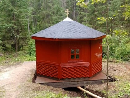 Возле любытинской деревни Вычерема ремонтируют купель на Святом источнике