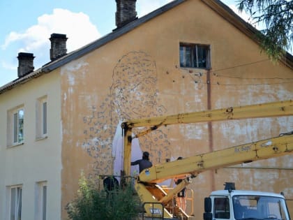 Художники приступили к созданию муралов в посёлке Любытино