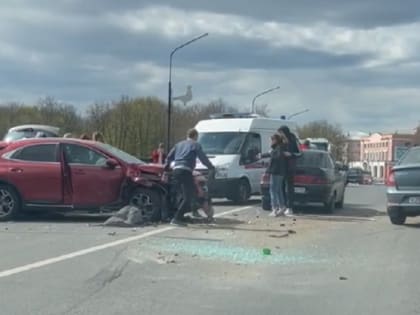 Мост Невского заблокирован в результате массового ДТП