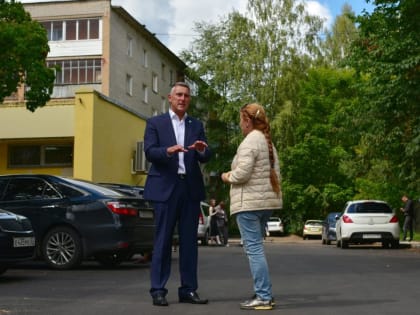 Глава города проверил работу по асфальтированию местного проезда на улице Ломоносова