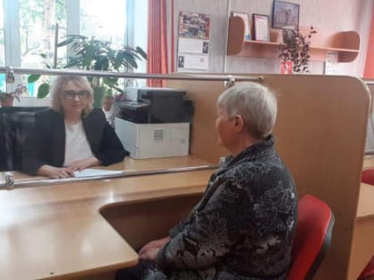 Сотрудники налоговой службы проводят консультации налогоплательщиков 
в ходе работы мобильного офиса