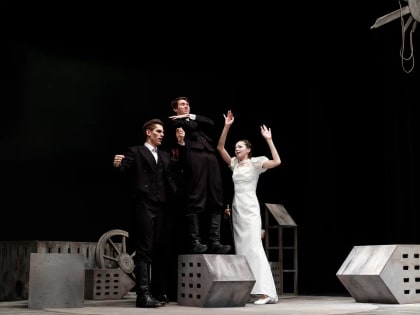 Режиссёр и художник спектакля рассказали о сюрреалистичной премьере по «Двойнику» Достоевского