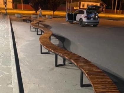 Скамейка-волна и декоративные ограждения появились на центральной площади Шимска