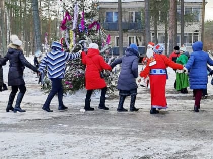 Специалисты ДК и театральный коллектив "Жили-были" провели веселую программу "Сказка наяву" для жителей п. Топорок