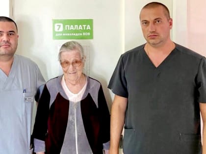 Новгородские врачи провели сложную операцию 93-летней пациентке