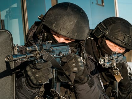 Новгородские собровцы помогли задержать злоумышленника, травившего в Сети девушку из Уфы