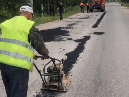 На дороге в Сырково делают ямочный ремонт