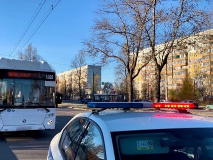 В Великом Новгороде в салоне автобуса упали два человека
