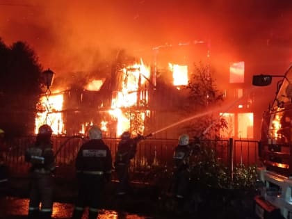 Ночью в Великом Новгороде потушили крупный пожар в складском здании