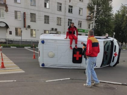 В Великом Новгороде в ДТП попала «скорая». Автомобиль перевернулся