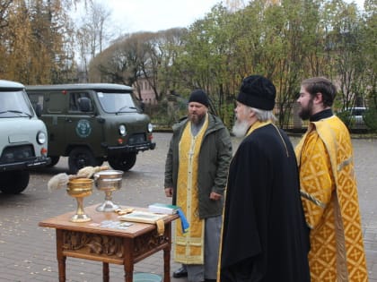 В Великом Новгороде освятили автомобили для новгородских бойцов, находящихся в зоне проведения СВО