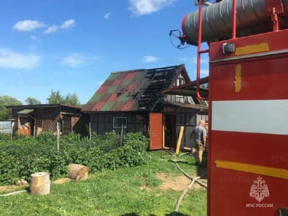 В Новгородском районе горела крыша бани