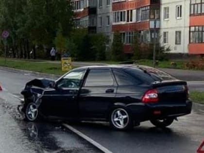 На улице Кочетова столкнулись Lada Priora и Lada Vesta