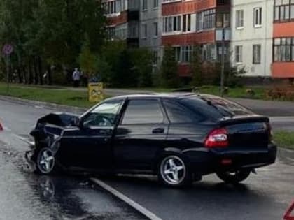 На улице Кочетова столкнулись Lada Priora и Lada Vesta