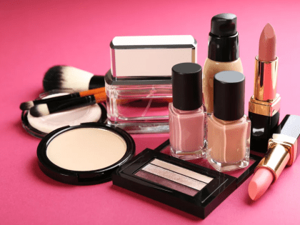 Жительница Петербурга обманывал новгородок, обещая продать косметику