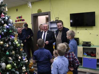 В преддверии Нового года депутаты посетили филиал социально-реабилитационного центра для несовершеннолетних «Детство»