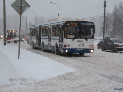 В Великом Новгороде из-за плохой уборки снега застревали автобусы