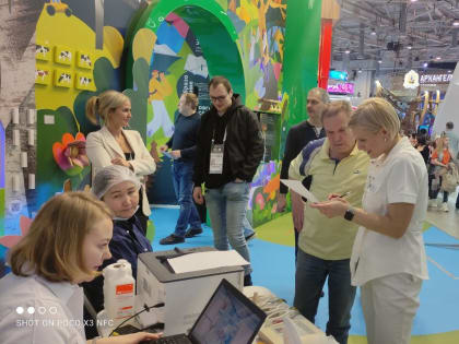 Посетители выставки-форума «Россия» активно консультируются у новгородских медиков