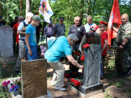 В Боровичах обновили памятник Юрию Мишарину