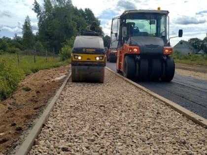 На автодороге Валдай – Демянск укладывают нижний слой асфальтобетона