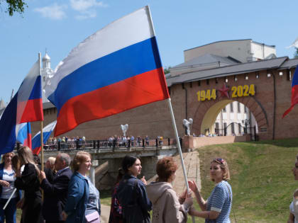 Более 3500 человек «обняли» Новгородский кремль