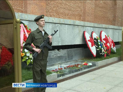 Лучшие ученики новгородских школ и студенты колледжей заступили на Пост № 1 у мемориала "Огонь вечной славы"