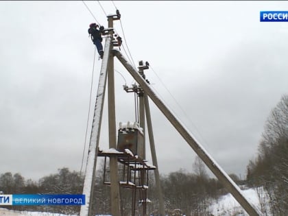 Энергетики продолжают восстанавливать энергоснабжение в районах Новгородской области