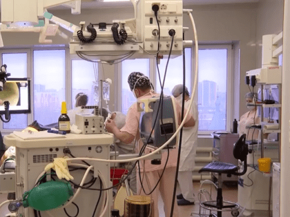 Новгородские нейрохирурги провели первую операцию с помощью нового микроскопа «Leica»