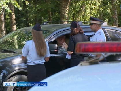Сотрудники ГИБДД и инспекторы по делам несовершеннолетних провели в Кречевицах совместный профилактический рейд