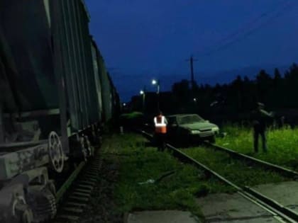 В Демянском районе столкнулись ВАЗ и тепловоз