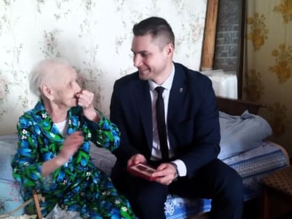 В вековой юбилей новгородке вручили медаль к 80-й годовщине Великой Победы