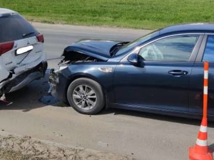 На улице Державина в Великом Новгороде столкнулись три иномарки
