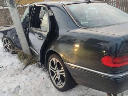 В Малой Вишере подросток за рулём Mercedes врезался в столб