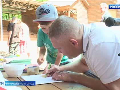 В Великом Новгороде на площадке уличного театра "Садко" прошла патриотическая акция "Мы ждем вас домой живыми"