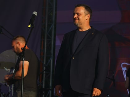 Новгородцев поздравили с Днём молодёжи концертом группы PIZZA и Анет Сай