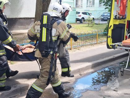 Пожарные спасли мужчину из горевшей квартиры в Западном микрорайоне