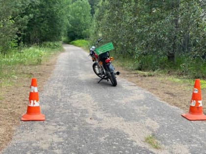 На дороге в Боровичском районе упал мотоциклист
